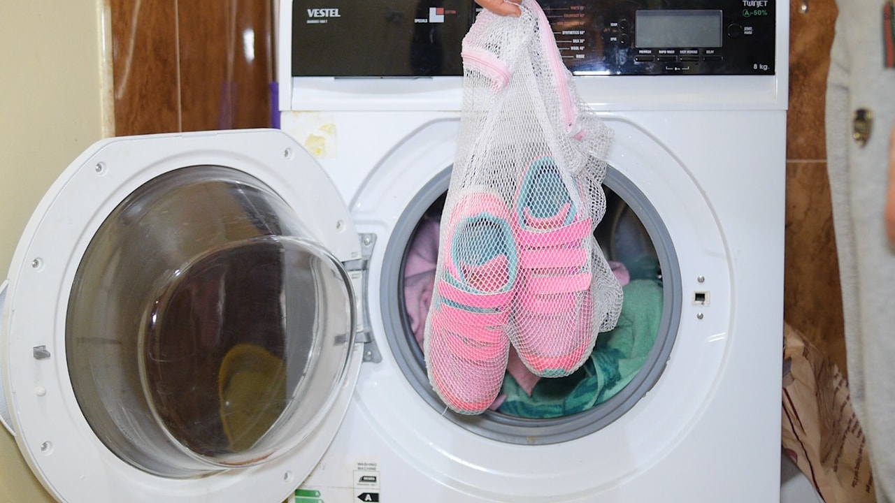 is het mogelijk om sneakers in de wasmachine te wassen?