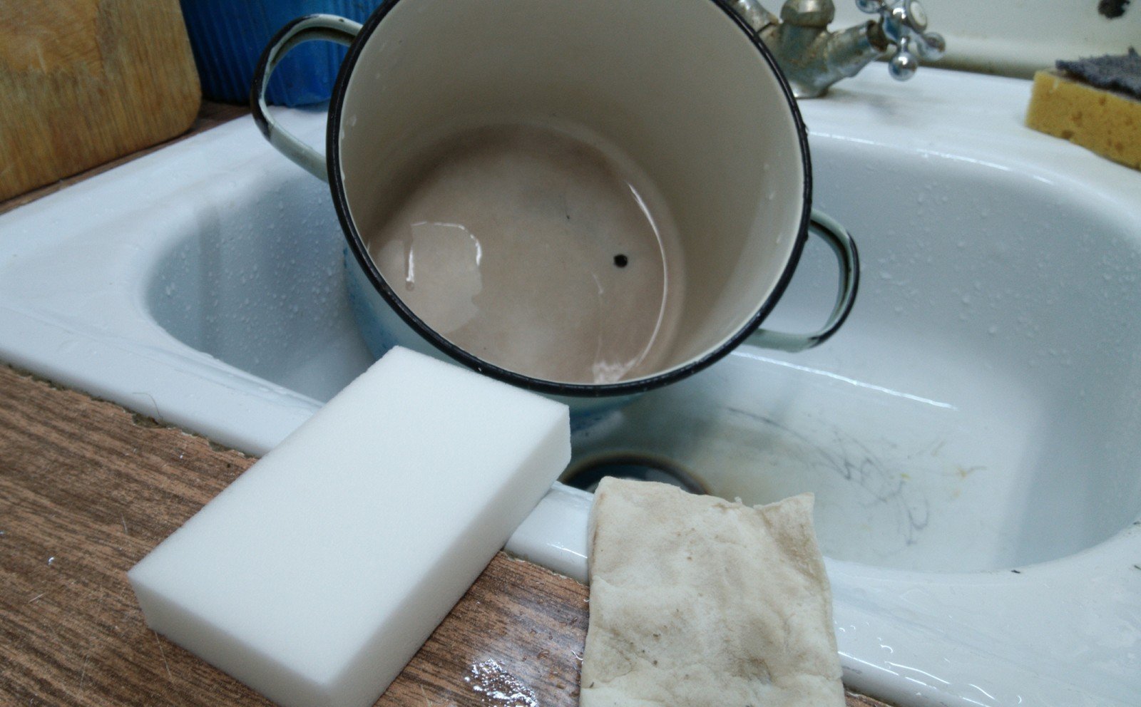 burete melaminic în acțiune