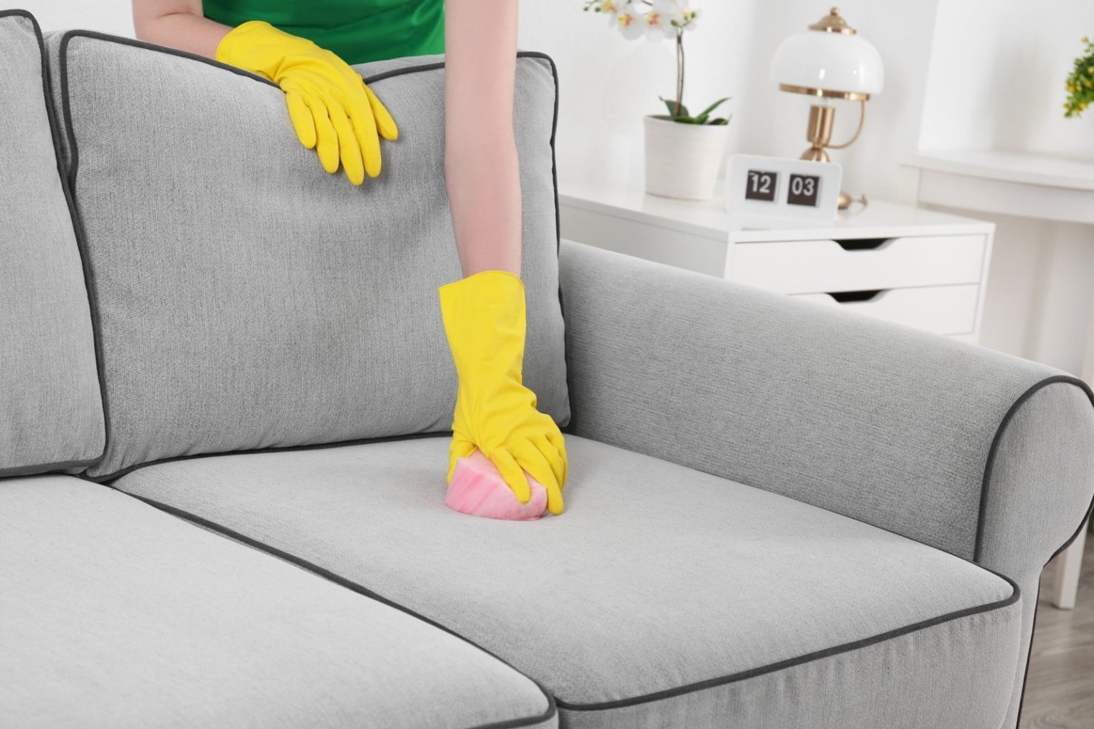 de bank schoonmaken met handschoenen