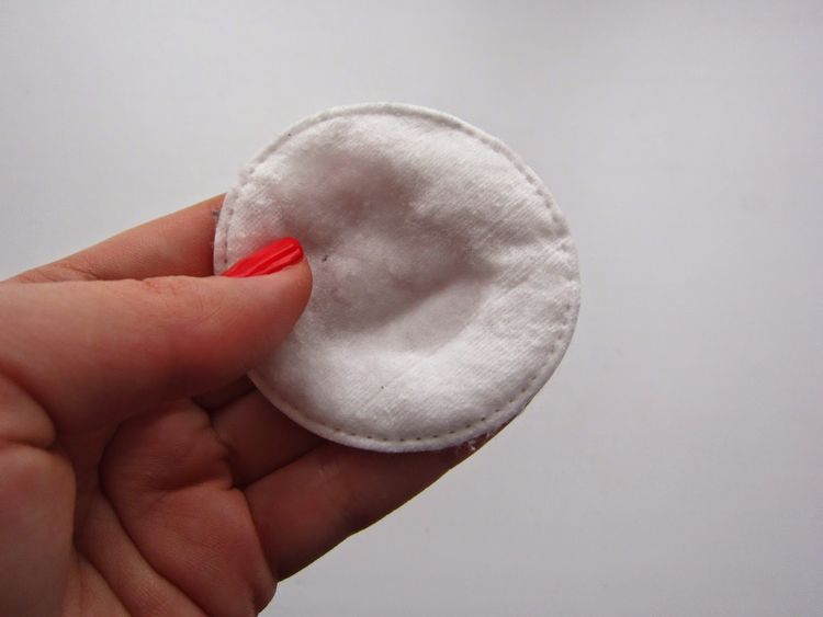 tampon de bumbac îmbibat cu solvent