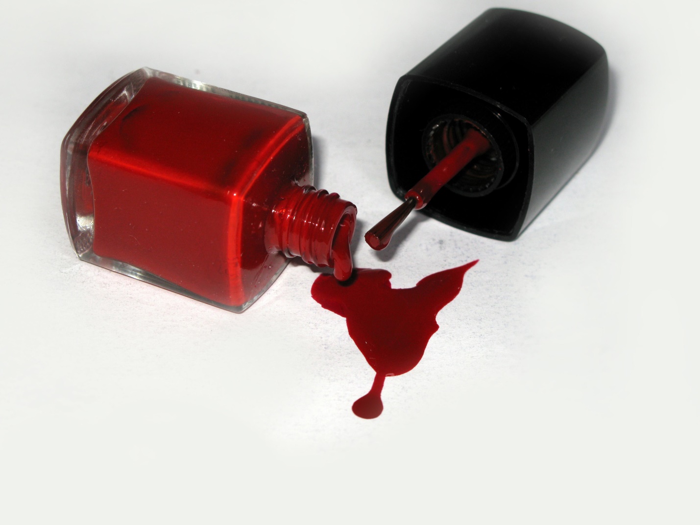vernis à ongles retourné