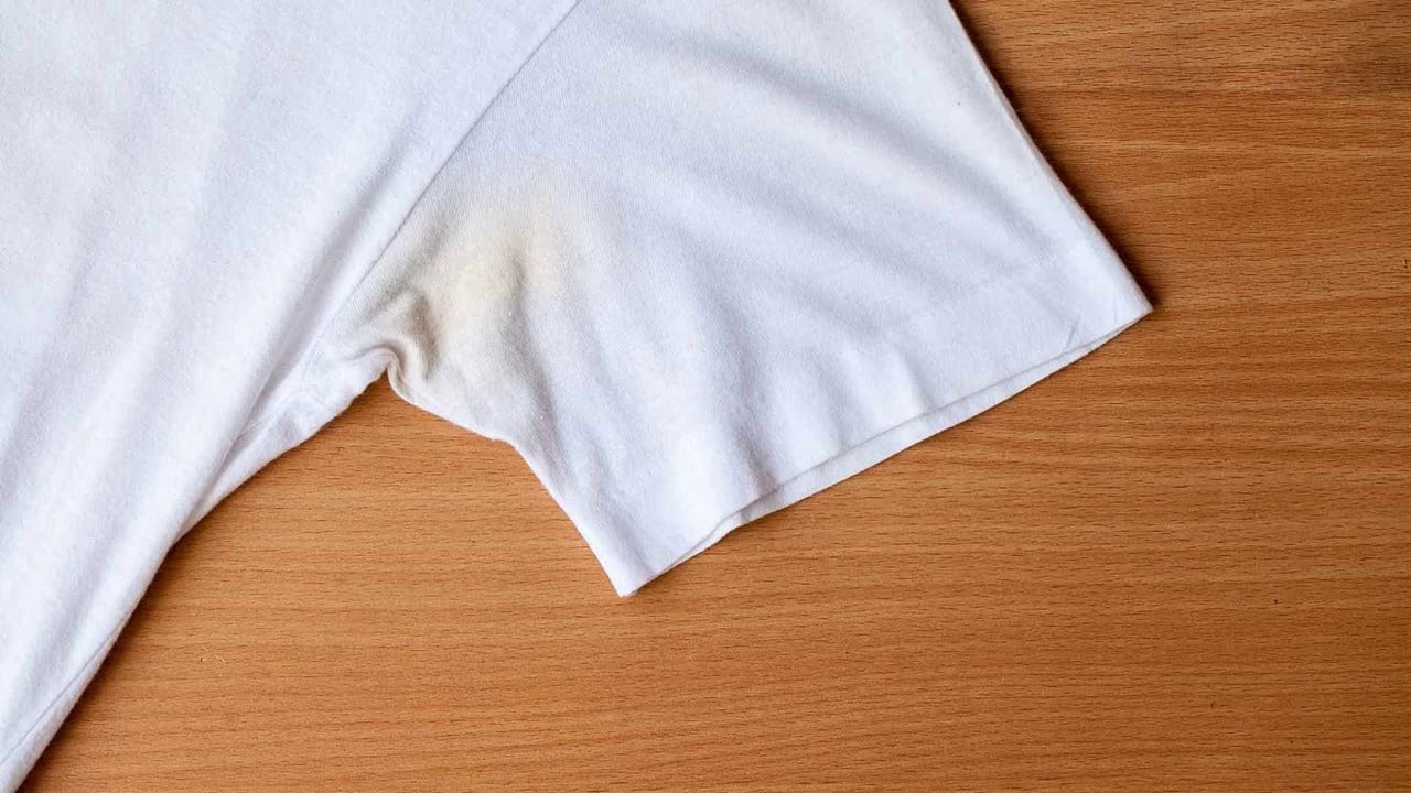 Schweißflecken auf der Kleidung