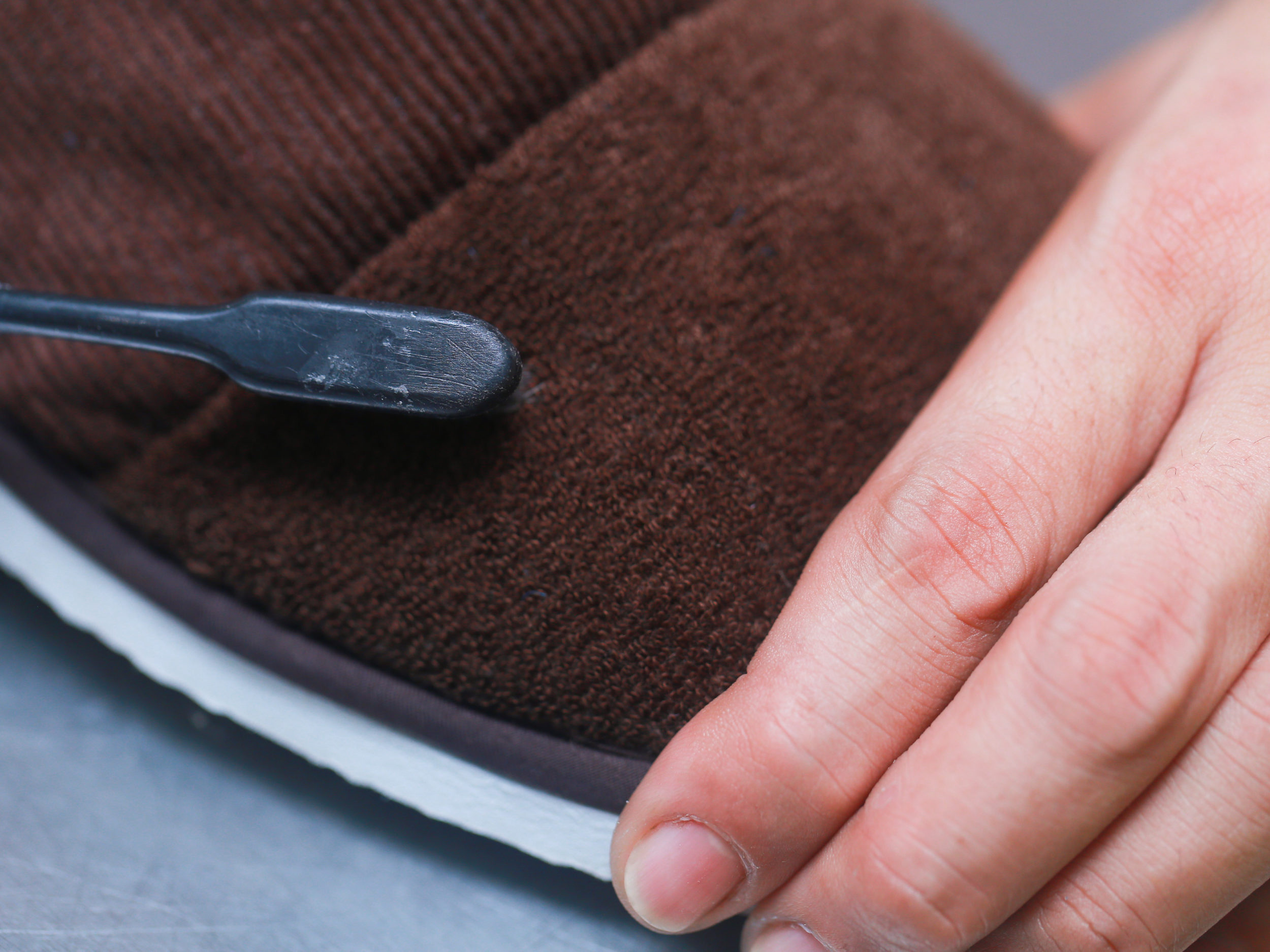 nettoyer le bouchon avec une brosse sèche