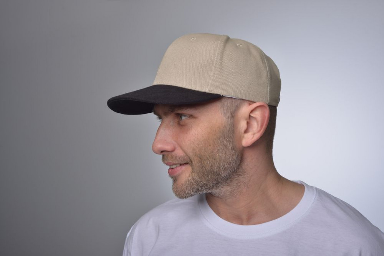 casquette sur la tête