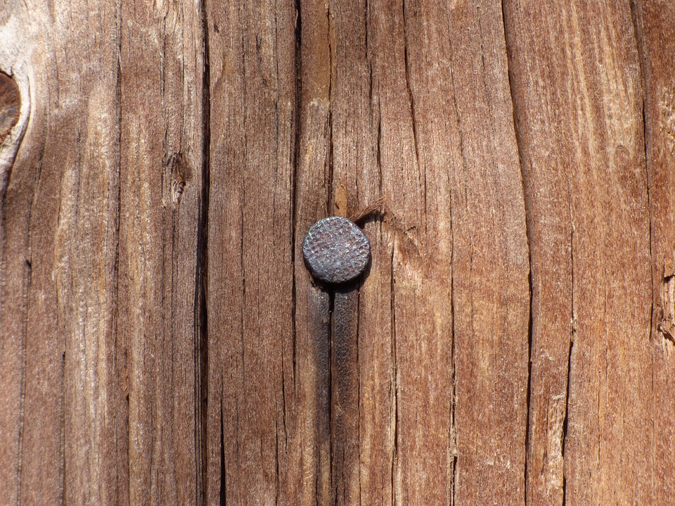 comment accrocher un tableau sur un mur en bois
