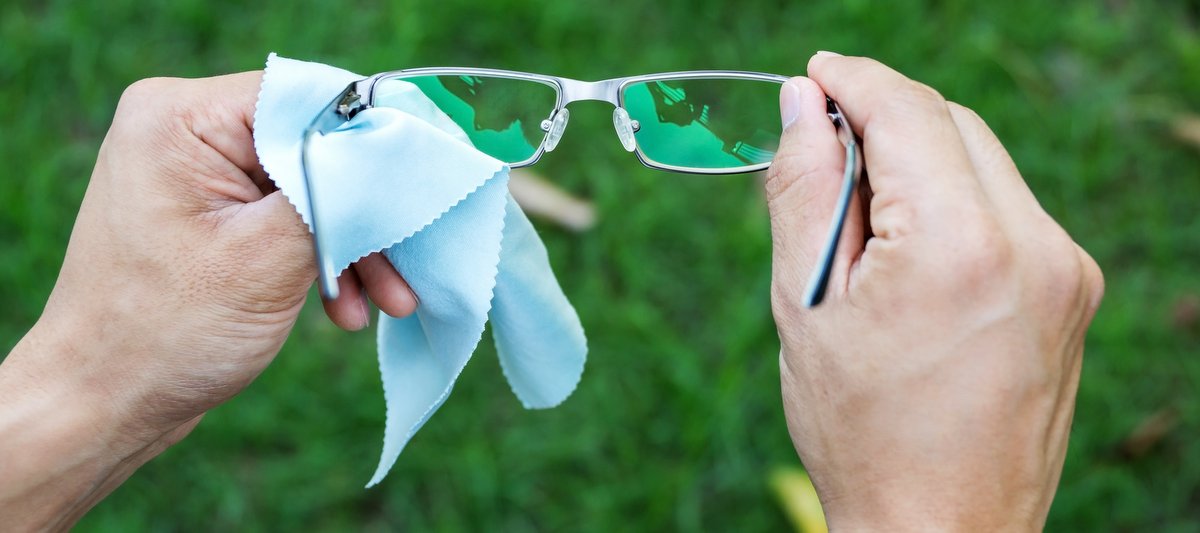 wie man eine brille abwischt