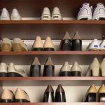 étagère à chaussures dans le couloir
