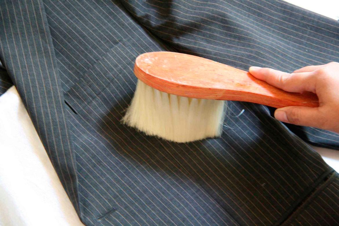 nettoyer la veste avec une brosse