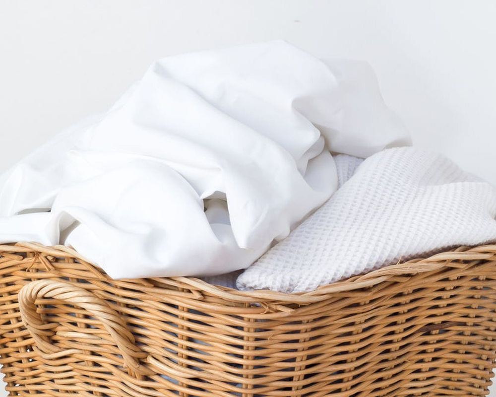 Linen tempat tidur putih