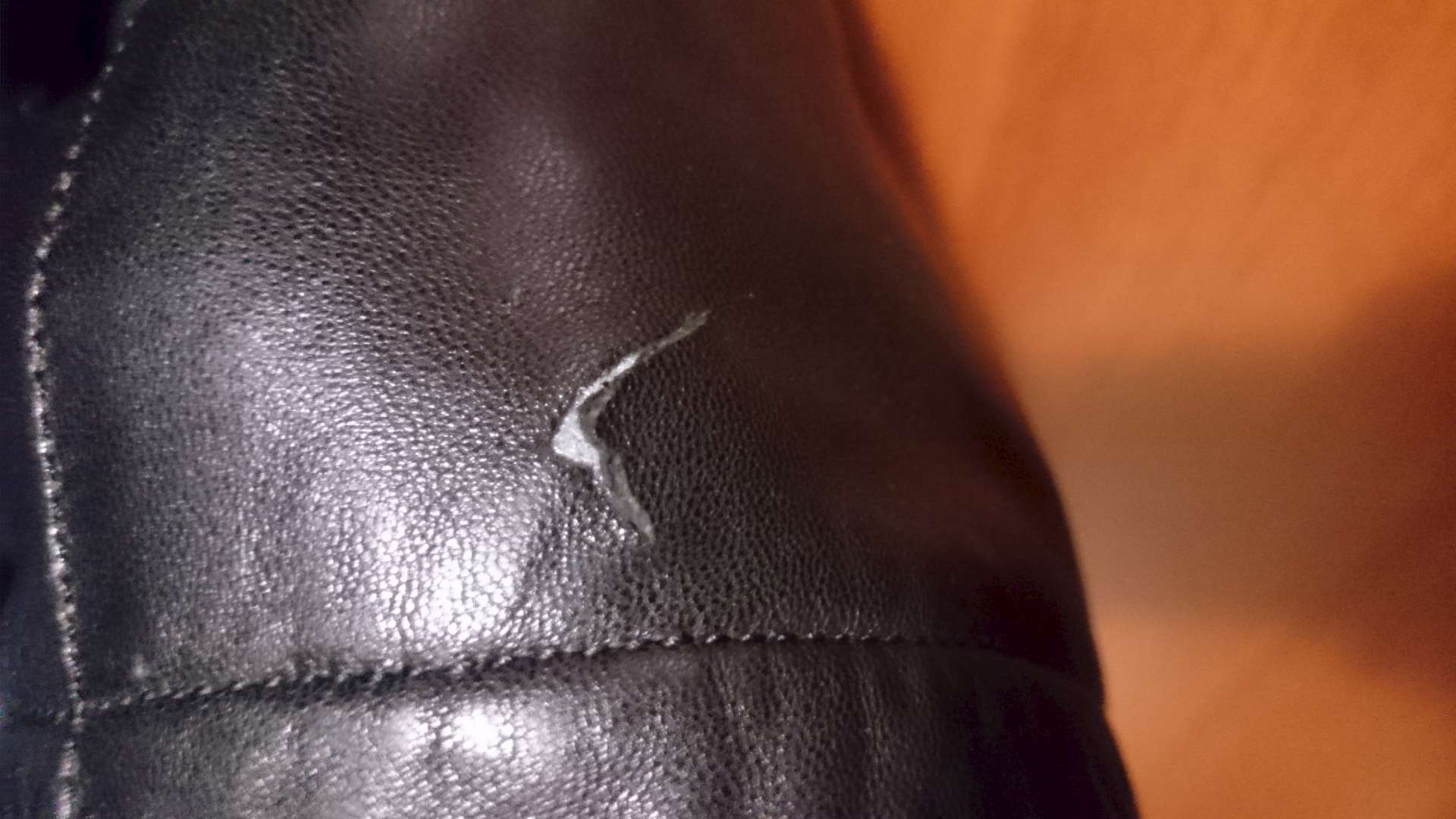 veste en cuir déchirée