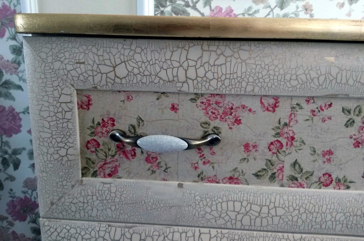Krakelee am Kleiderschrank
