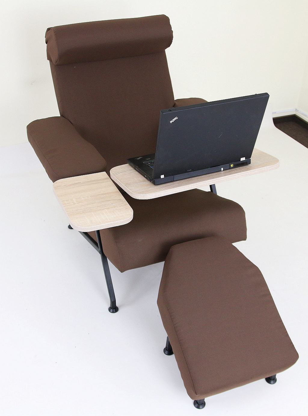mesa para laptop con sillón