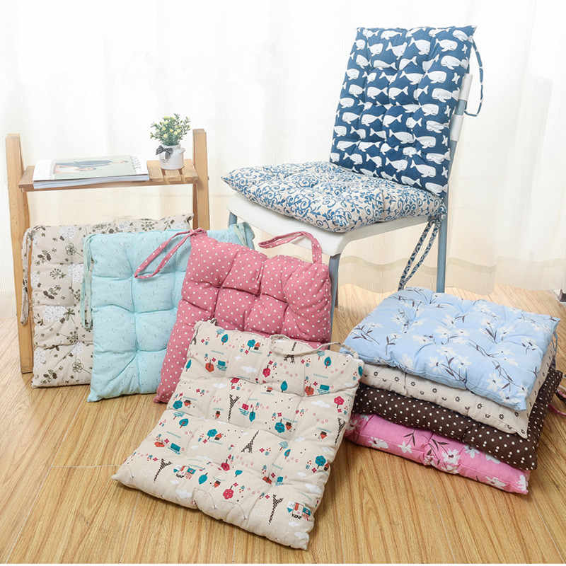 coussins carrés sur des chaises