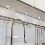 casque d'éclairage dans la vue d'ensemble de la cuisine