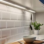 casque d'éclairage à l'intérieur de la cuisine