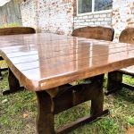 table de meubles en bois poli