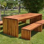 meubles en bois dans la rue