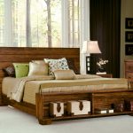 lit de meubles en bois avec des oreillers