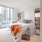 mobili in una foto di arredamento di un monolocale