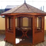 table inhabituelle dans le gazebo