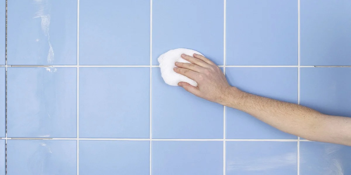 pulire le piastrelle del bagno