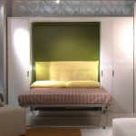 lit pliant intégré dans un décor de garde-robe