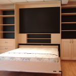 lit pliant construit dans des idées de décoration de garde-robe