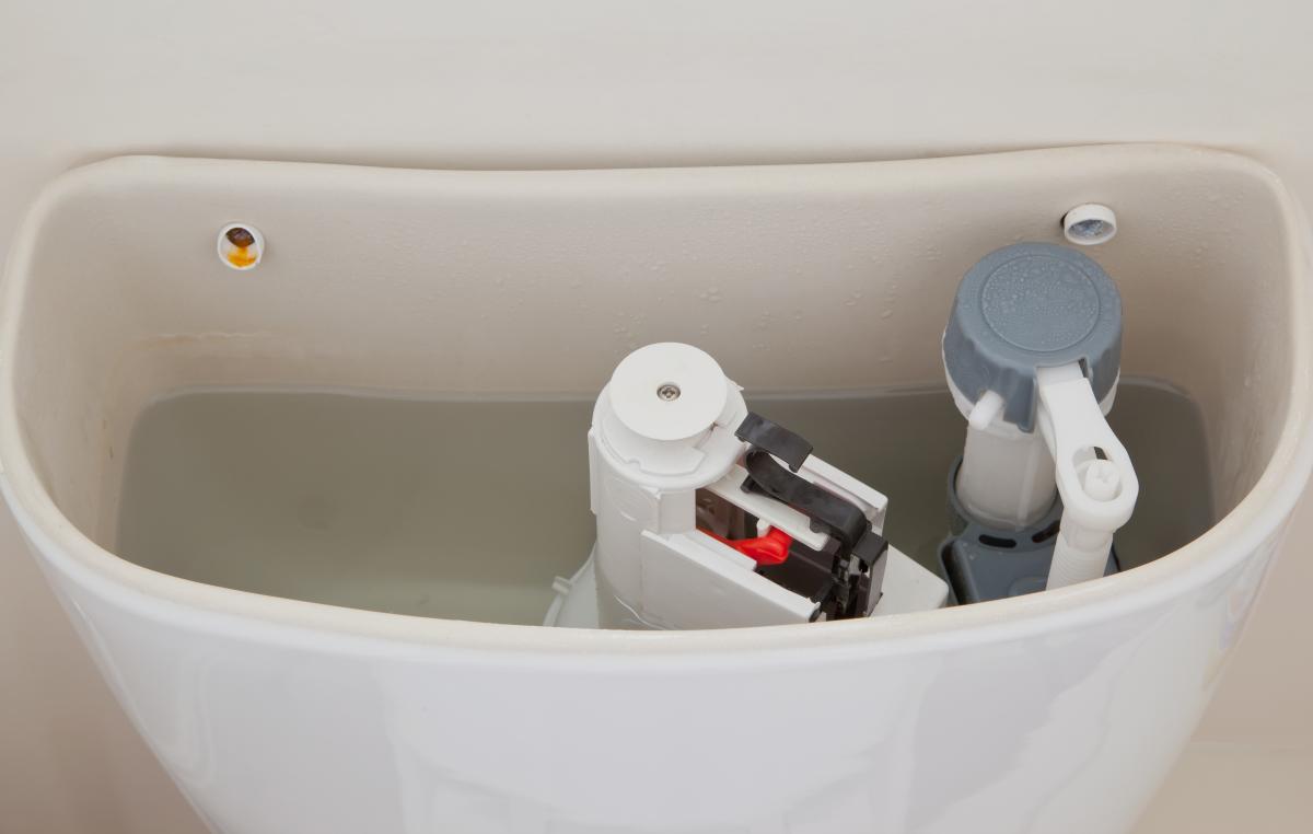 réservoir de toilette ouvert