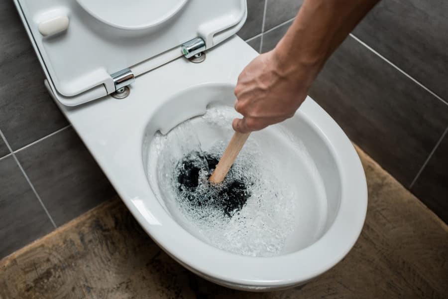 يتدفق بشكل سيئ لأسباب المرحاض