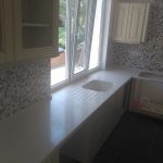 rebord de fenêtre blanc avec évier