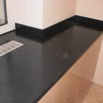 dessus de table d'appui de fenêtre noir avec ventilation