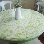 peindre la table à travers du tulle