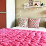 couvre-lit en tricot rose