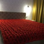 couvre-lit en tricot bordeaux