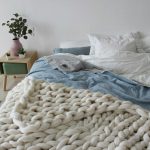 couvre-lit avec gros tricot