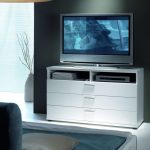 TV çekmecesinin altındaki raf