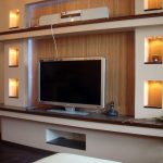 alçıdan yapılmış TV rafının altında