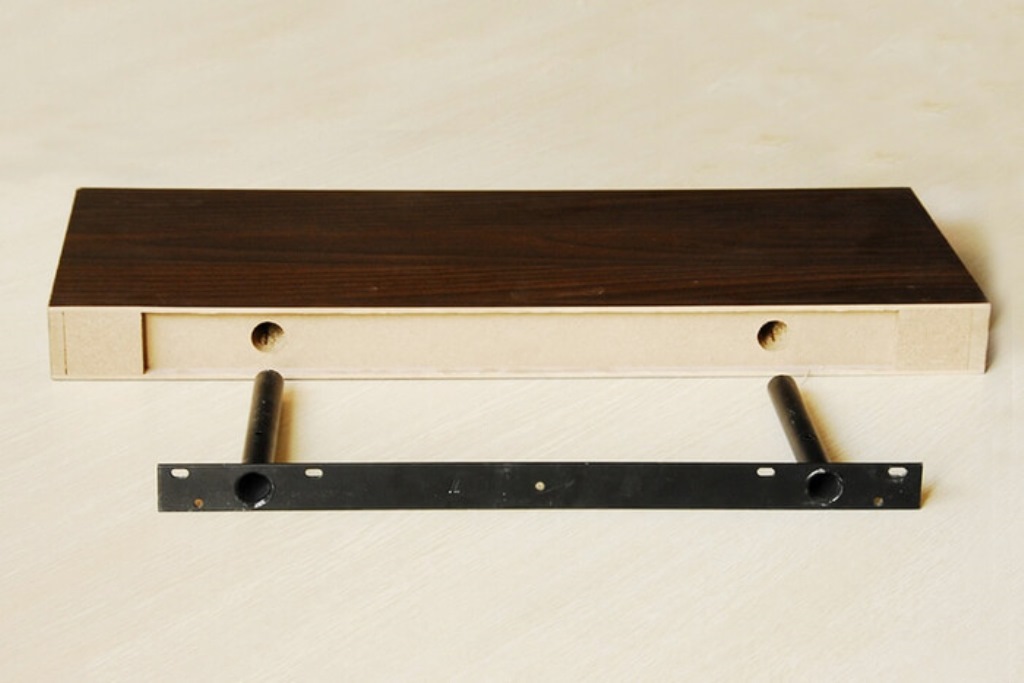 étagère avec fixation cachée
