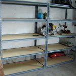 étagères et étagères dans un décor de garage