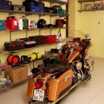 étagères et étagères dans les photos de l'intérieur du garage