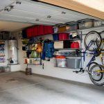 étagères et étagères dans la photo d'enregistrement du garage