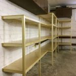 étagères et étagères dans le garage