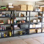 étagères et étagères dans les options de garage