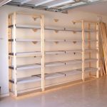 étagères et étagères dans le garage photo espèces