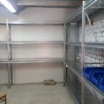 étagères et étagères dans les types de conception de garage
