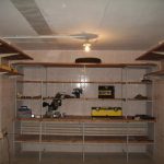 étagères et étagères dans le garage types d'agencement