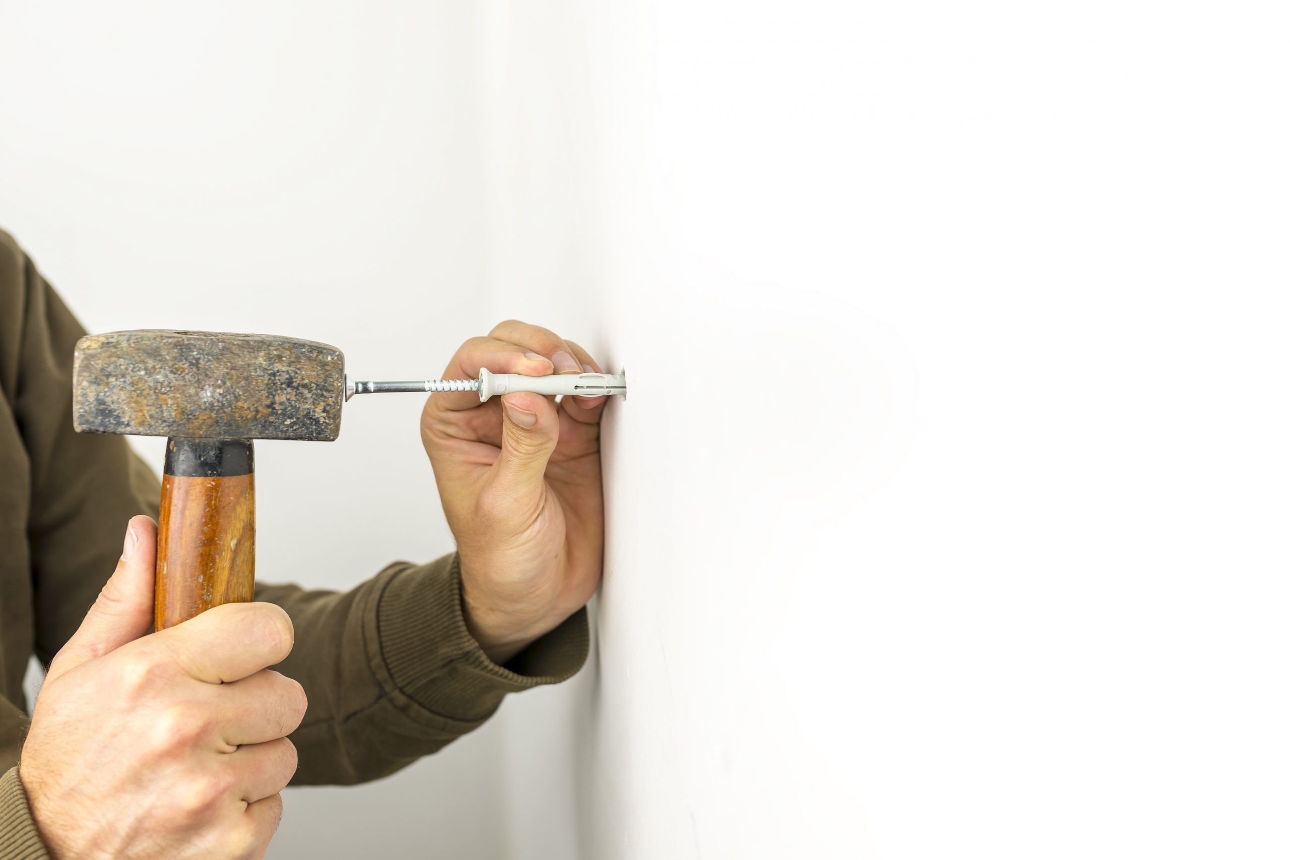 étagères sur un mur en béton