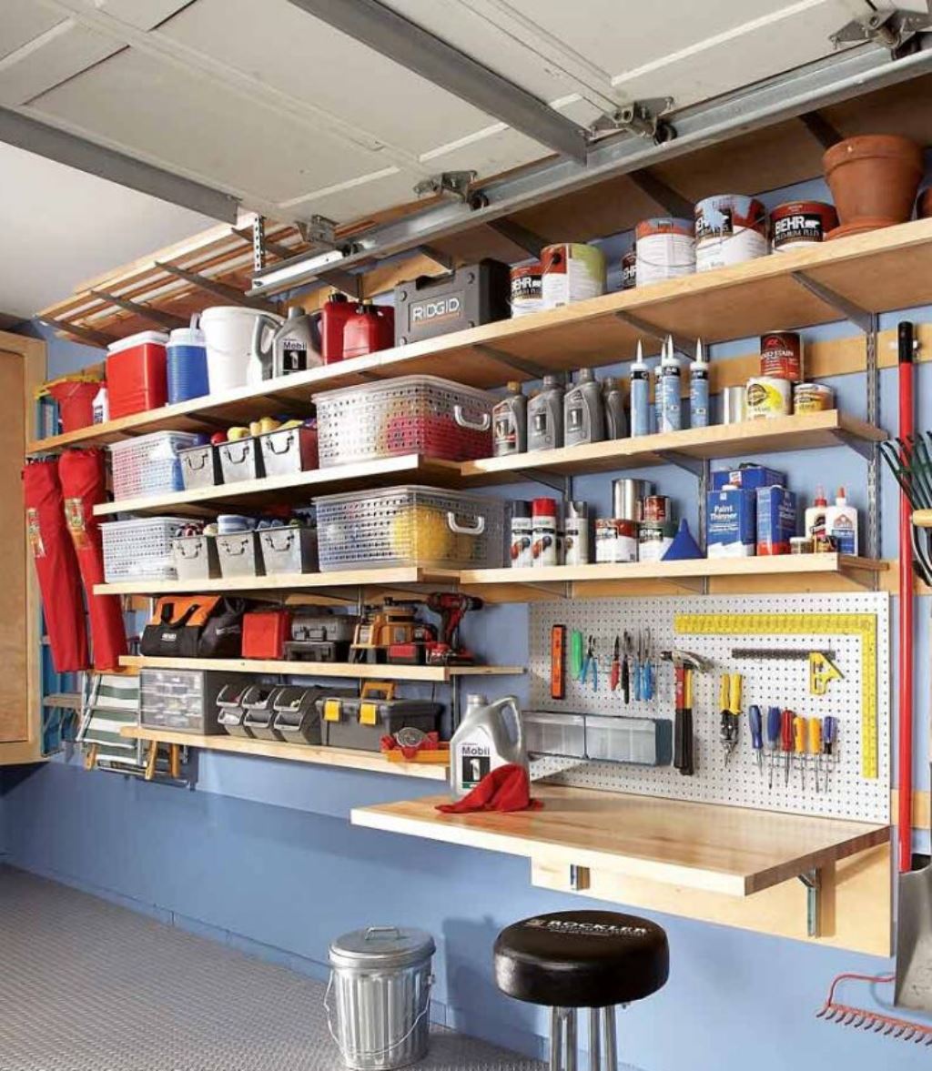 étagères dans le garage