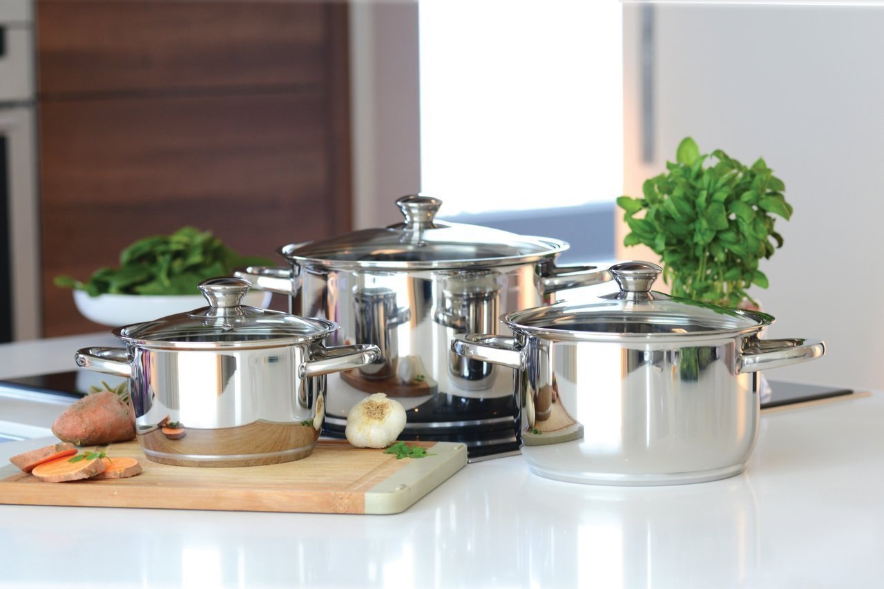 fond magnétique près de la casserole