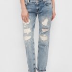 jeans avec trous et fils